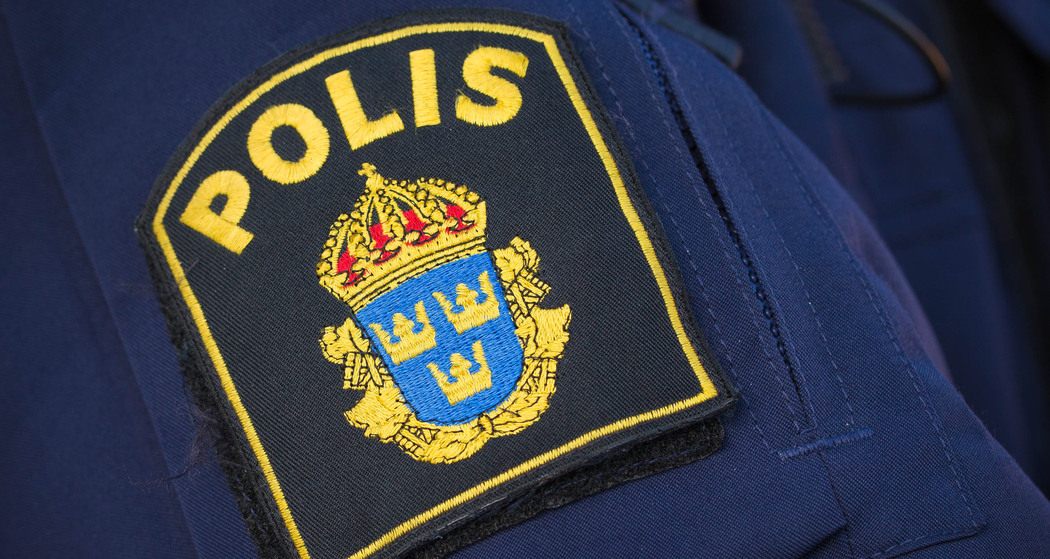 Polisens logotype på en poliströja