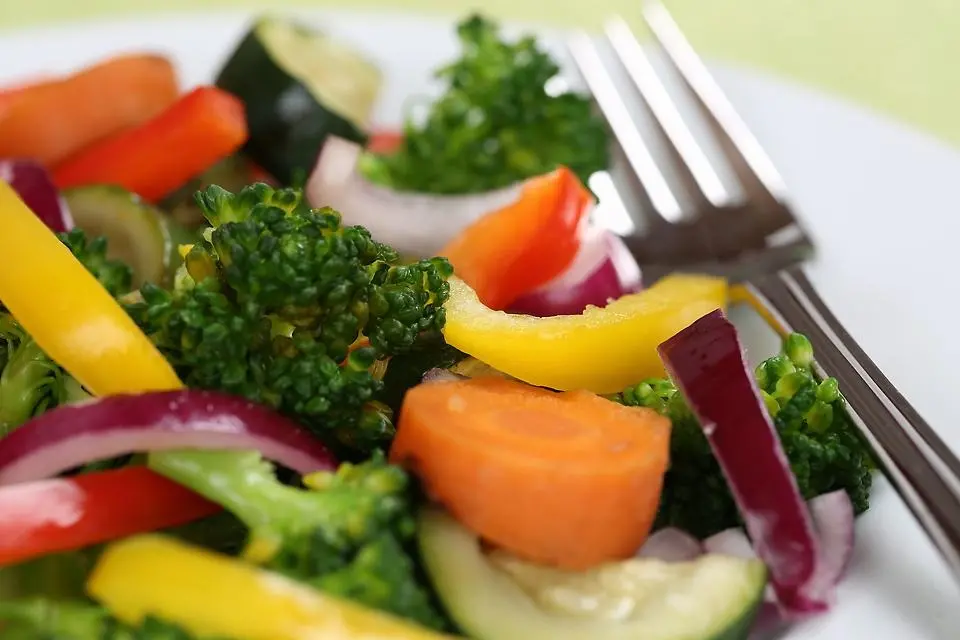 Olika färgglada grönsaker ligger på en tallrik. Foto.