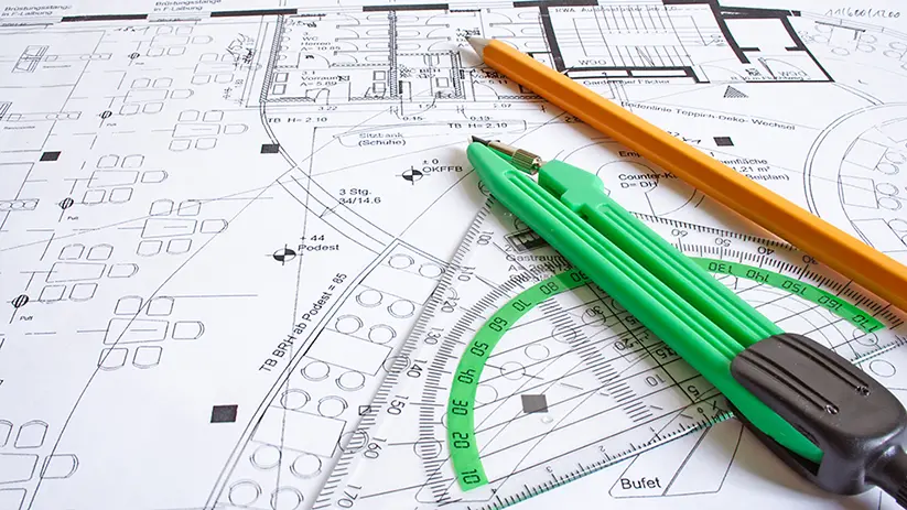 Ritning över planerad byggnad, blyertspenna, linjal och passare. Foto.