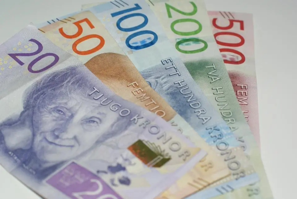 Sveriges nya sedlar ligger på ett bord. Foto.