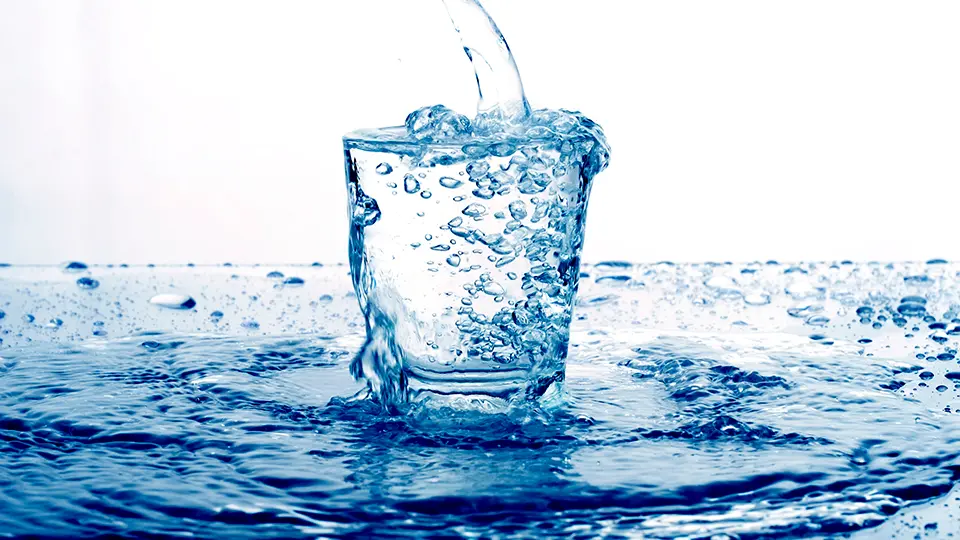 Ett vattenglas som står i vatten. Foto.