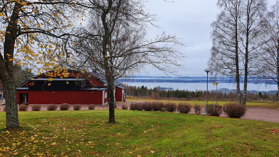 Vy över folkparken Skeer. Orsasjön skymtar i bakgrunden.