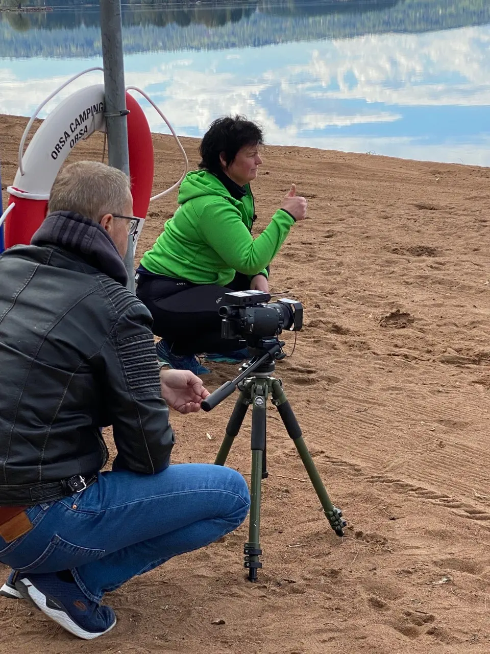 Studiefrämjandet och Korpen spelar in filmklipp med  träningsinstruktioner till vår nya aktivitetsbana. De är på stranden vid Orsasjön. Foto.