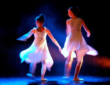 Två flickor i tyllkjolar på dansuppvisning. 