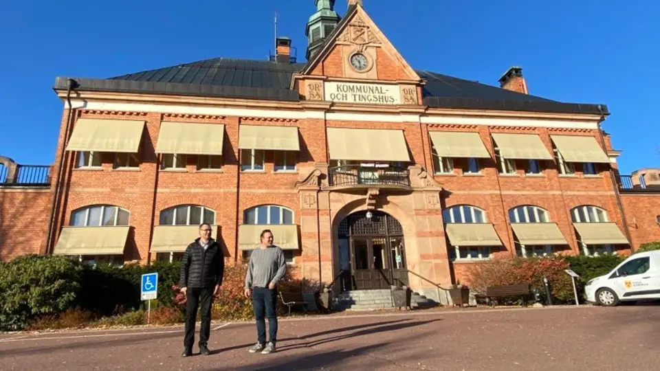 Mikael Thalin och Magnus Bjurman utanför kommunhuset i Orsa vid en pressträff