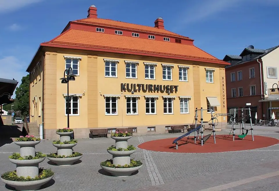 Orsa Kulturhus med blommor i krukor framför