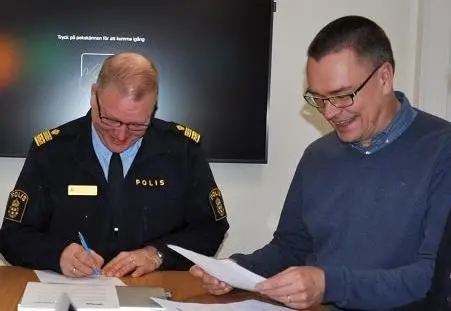 Lokalpolisområdeschef Rune Lindbom och kommunstyrelsens ordförande Mikael Thalin skriver under avtalet. foto.