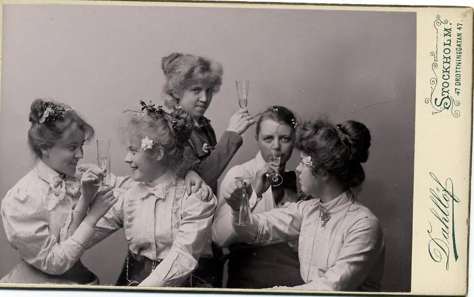 Skålande kvinnor. Stående längst bak är rösträttskämpen och läkaren Anna-Clara Romanus. Foto: Dahllöf. Reproduktion KvinnSam, Göteborgs universitetsbibliotek