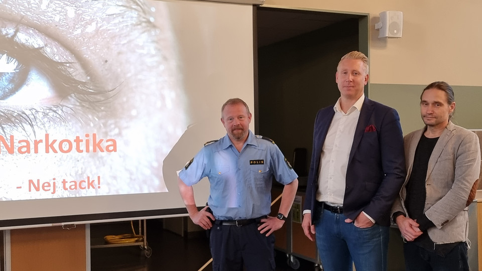 Kommunpolis Johan Hed, föreläsare Andreas Ring och Simon Bengtsson-Tibblin skådespelare. Föreläsning i Orsaskolans matsal.