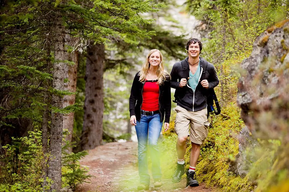 Man och kvinna som vandrar i skog