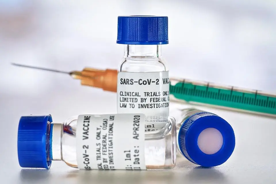 Covid-19 vaccin och spruta. Foto.