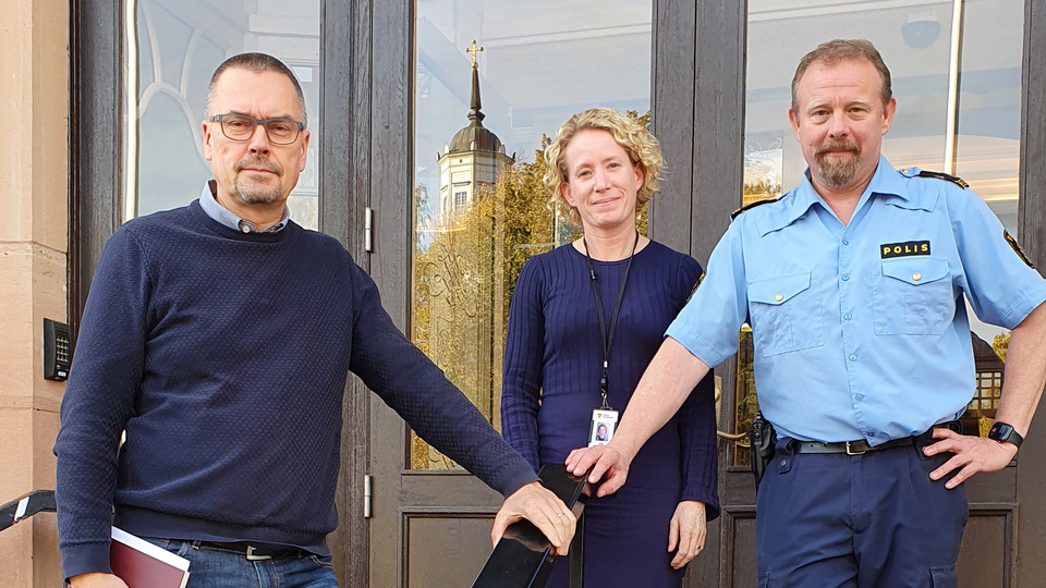 Kommunalråd Mikael Thalin,  säkerhetsskyddschef  och beredskapssamordnare Linda Björck-Jansson och  kommunpolis Johan Hed står på trappen till kommunhuset i Orsa.