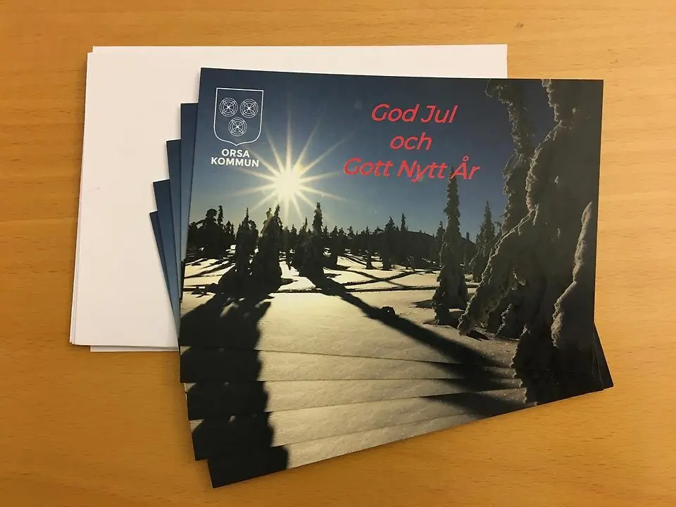 Ett antal presentkort med önskan om God Jul och Gott Nytt År. Foto.
