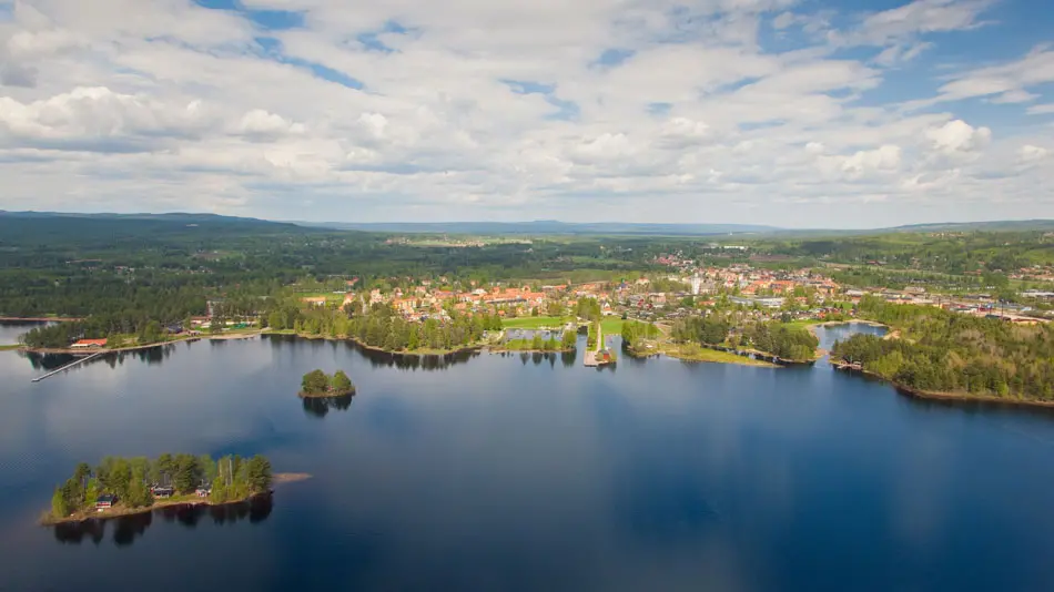 Flygbild över Orsa från Orsasjön. Foto Kola Production.