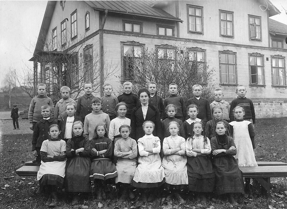 Hansjö skola ca 1920. Lärare: Hed Margit Eriksson.