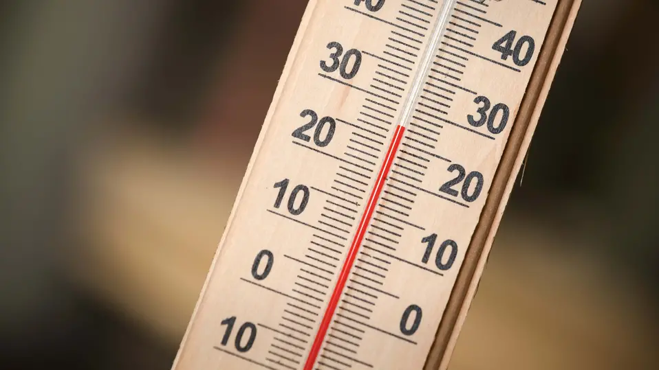 termometer som visar 27 grader