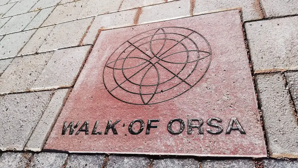 Första gatstenen på The Walk of Orsa på Frelins Gränd. Stenarna uppmärksammar människor och företeelser som satt Orsa på kartan. Foto.