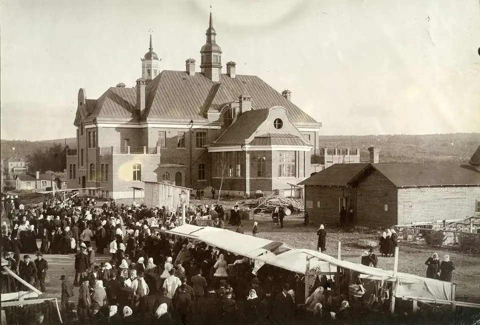 Höstmarknad bakom nya Tingshuset 1904