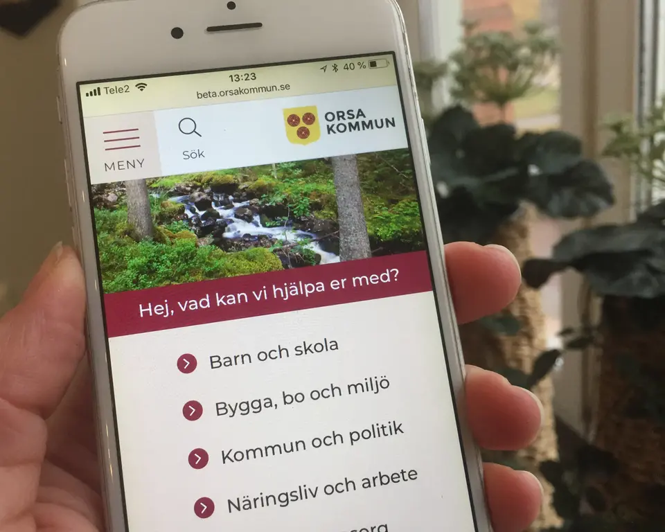 Mobiltelefon som visar Orsa kommuns betawebb