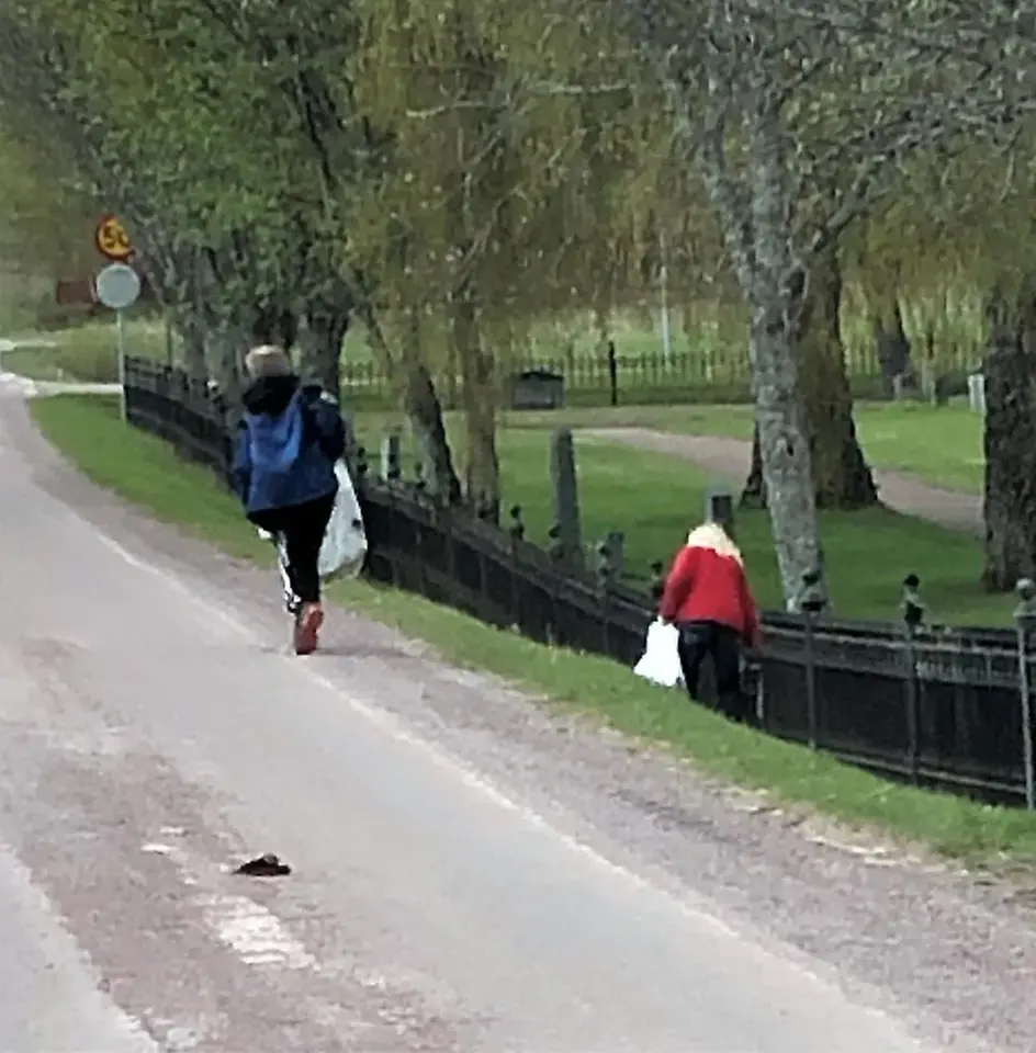 Barn från Skattunge Friskola plockar skräp. De vann första pris i Håll Sverige Rents skräpplockartävling.